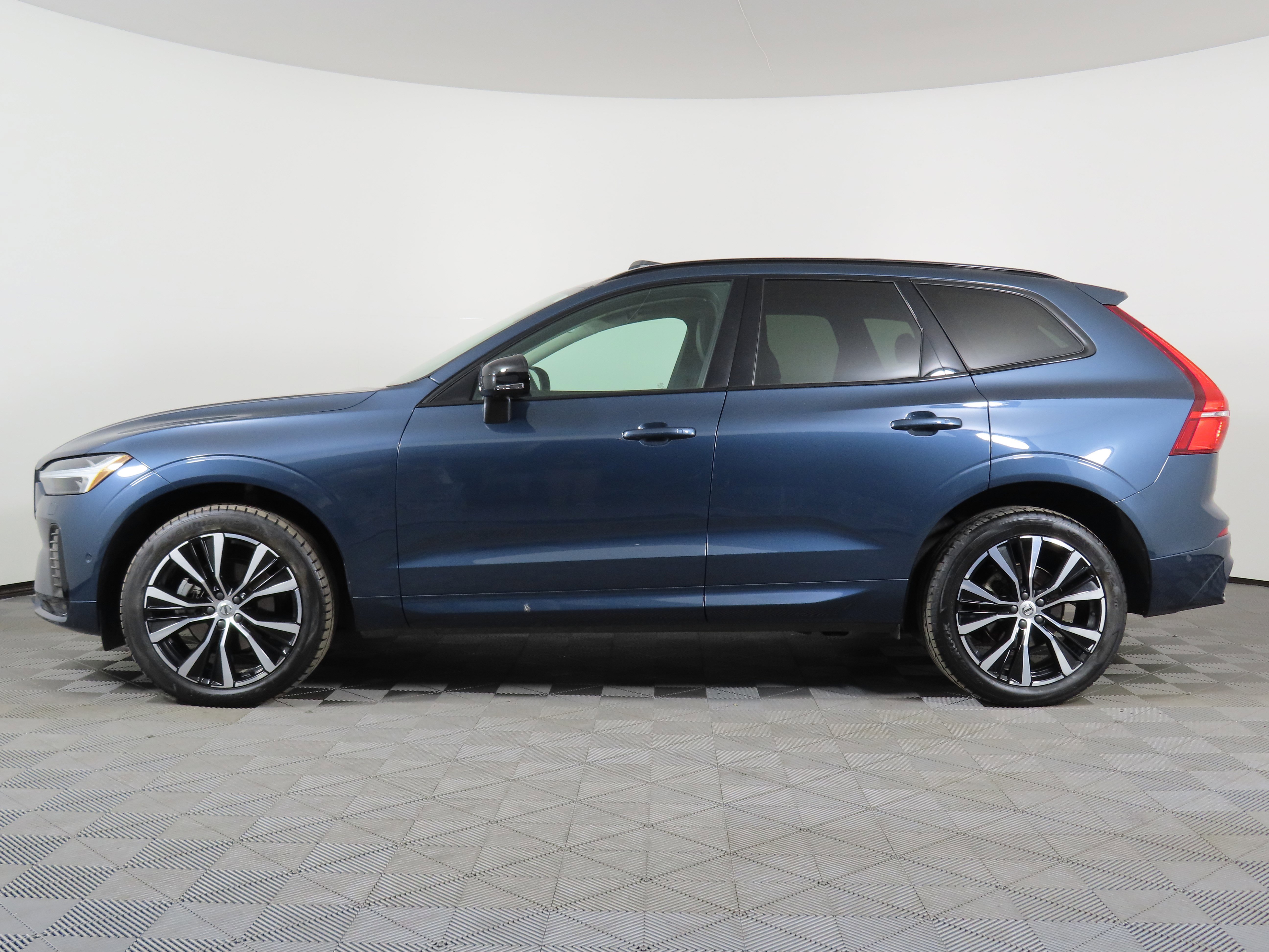 Used 2024 Volvo XC60 B5 Plus image 36