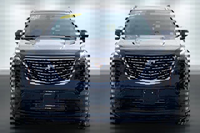 Used 2023 Cadillac XT4 Luxury w/ Cold Weather Package image 2