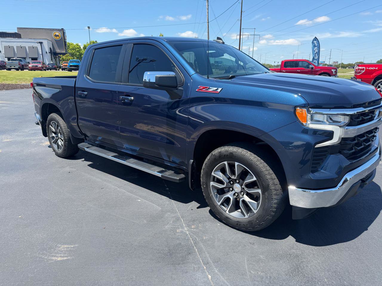Used 2022 Chevrolet Silverado 1500 LT w/ Z71 Off-Road Package AWD/4WD image 3