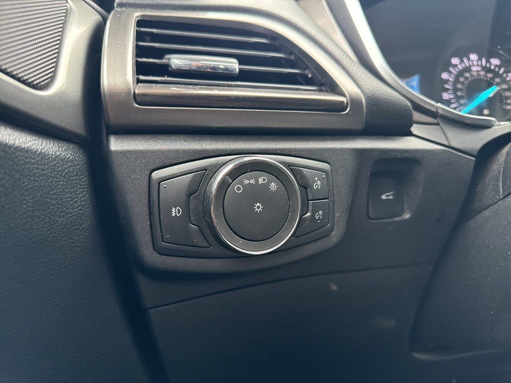 Used 2017 Ford Fusion SE w/ Fusion SE Technology Package FWD image 15