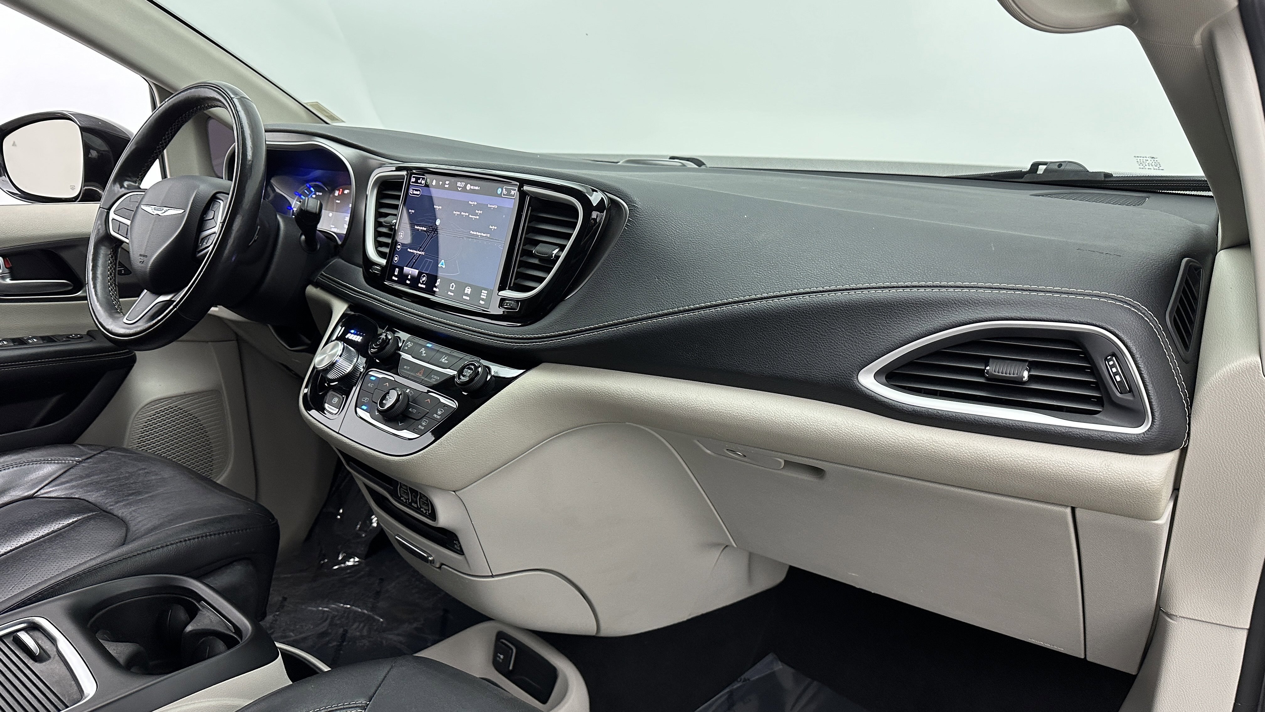 Used 2022 Chrysler Pacifica Touring-L w/ Uconnect Theater Family Group image 36