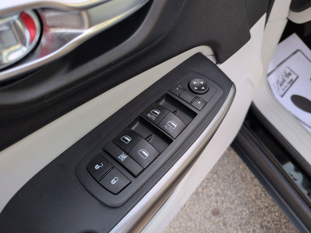 Used 2020 Jeep Cherokee Latitude Plus w/ Comfort/Convenience Group image 11