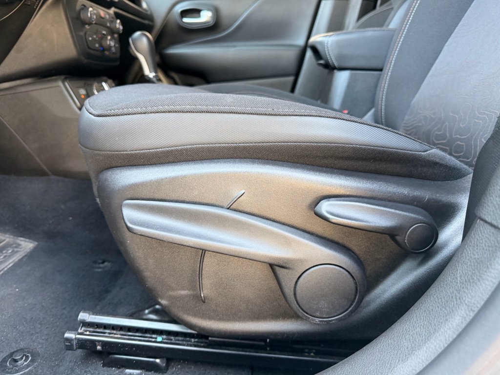 Used 2023 Jeep Renegade Latitude image 10