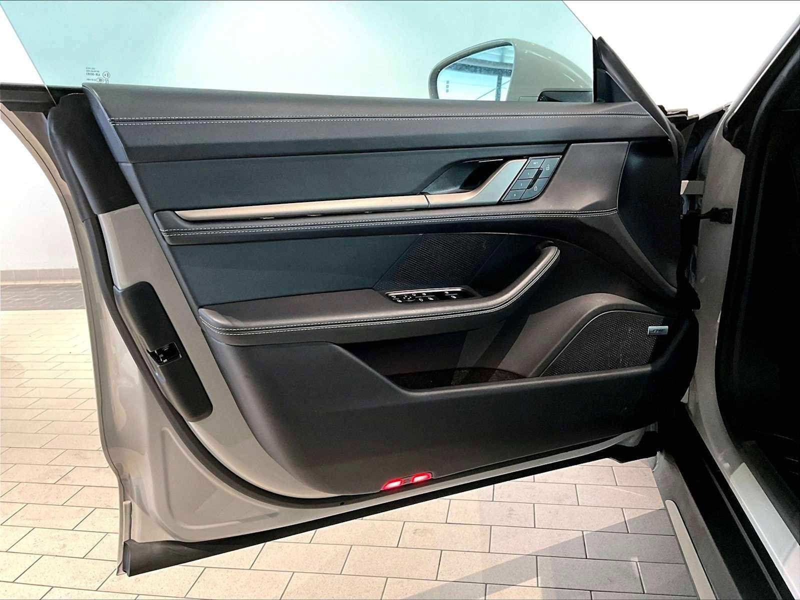 Used 2025 Porsche Taycan Turbo image 26