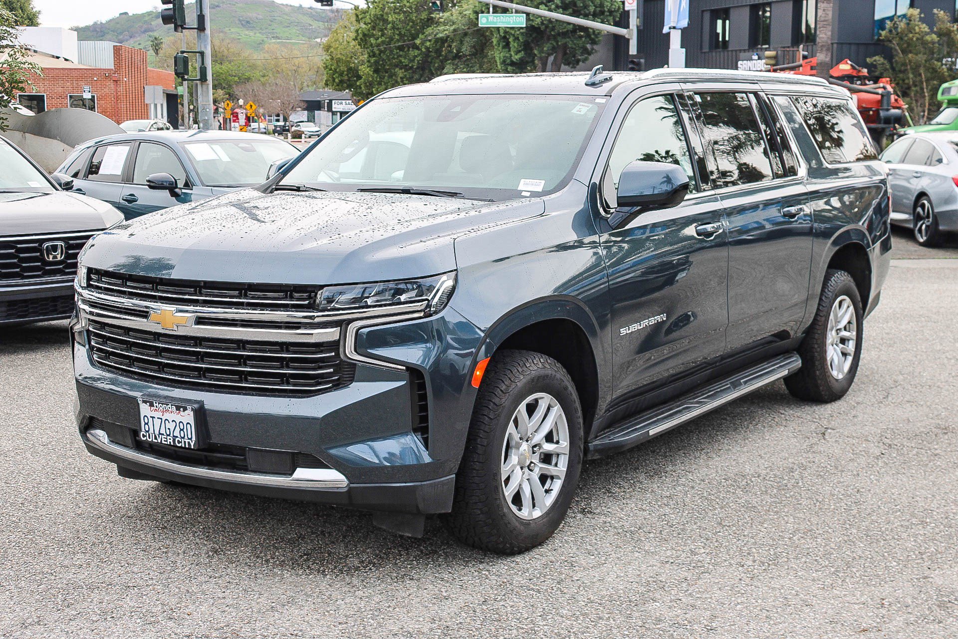 Used 2021 Chevrolet Suburban LT image 3