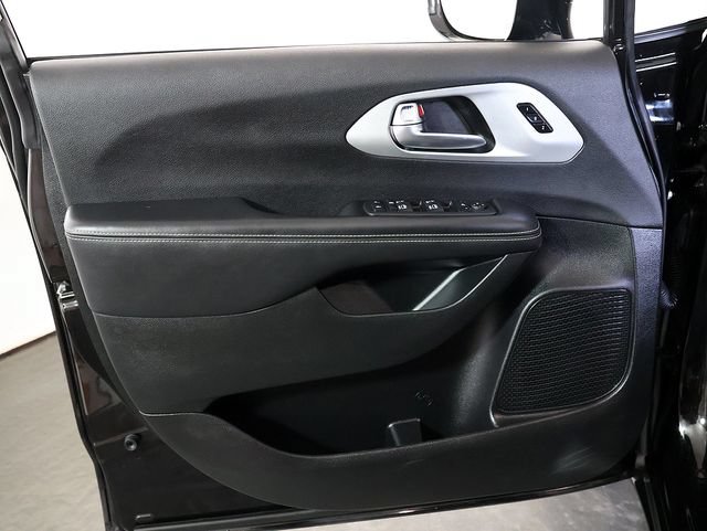Used 2025 Chrysler Pacifica Limited FWD image 26