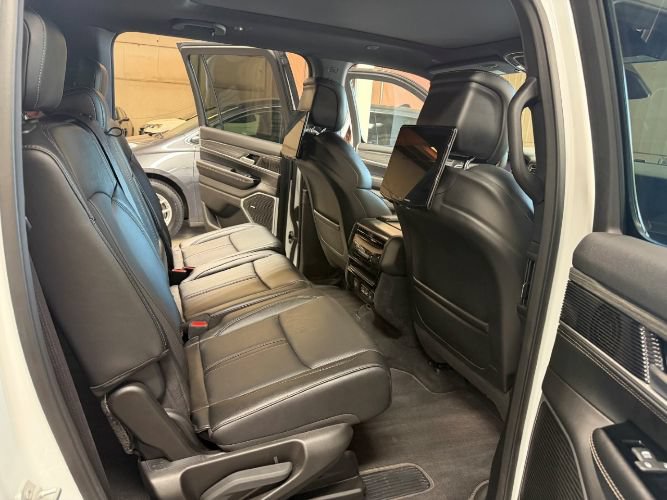 Used 2023 Jeep Wagoneer L Series II w/ Premium Group I AWD/4WD image 30
