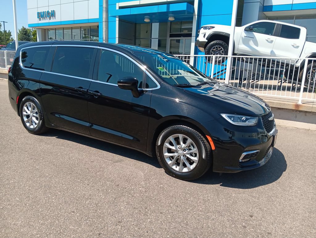 Used 2026 Chrysler Pacifica Limited FWD image 7