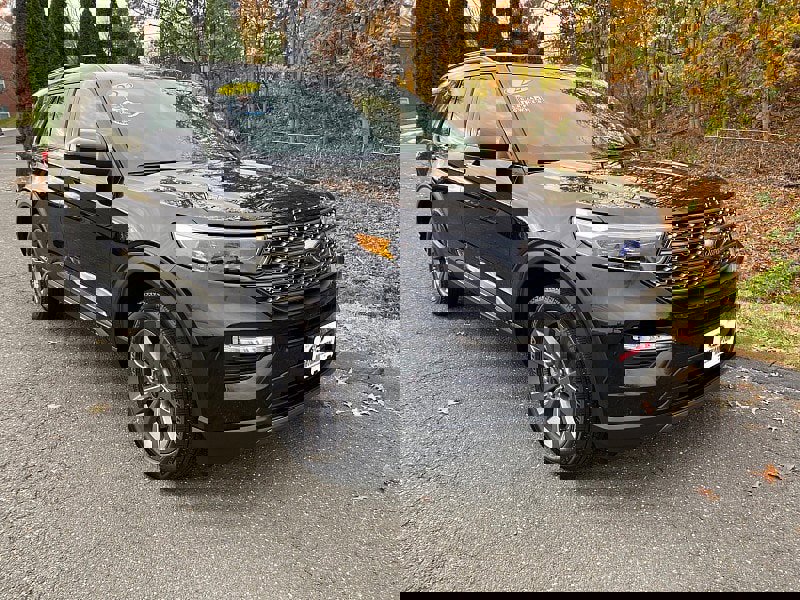 Certified 2022 Ford Explorer XLT w/ Equipment Group 202A image 3