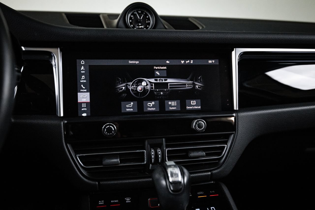 Certified 2023 Porsche Macan AWD/4WD image 18