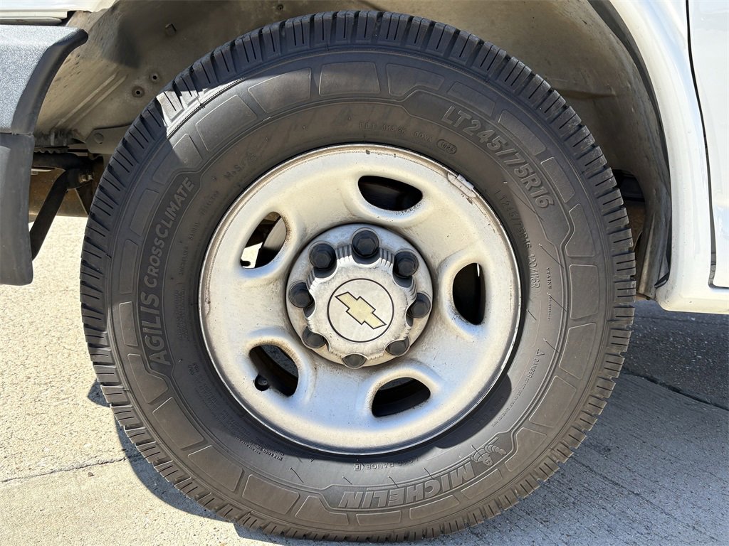 Used 2009 Chevrolet Express 2500 image 9