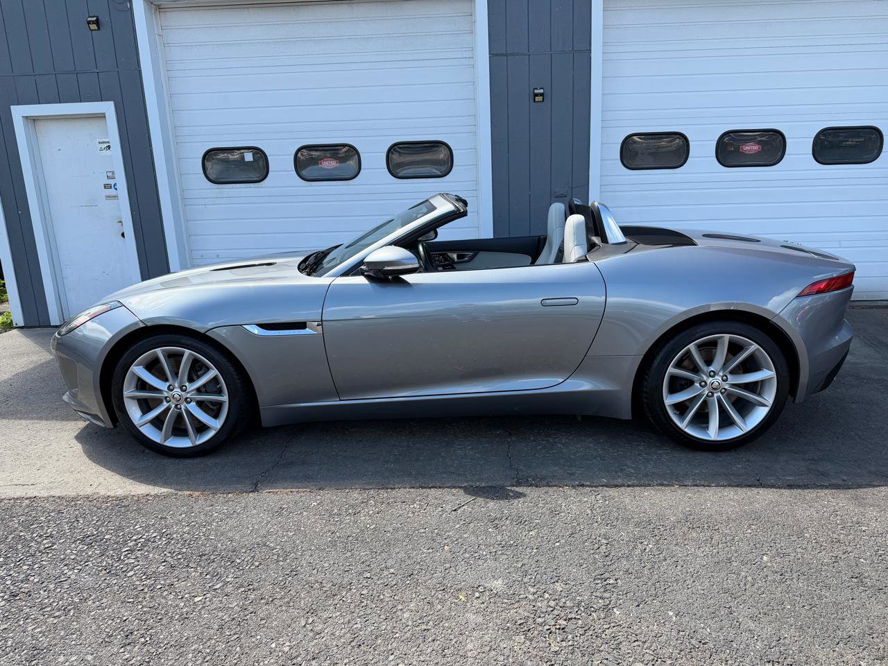 Used 2014 Jaguar F-TYPE S RWD image 10