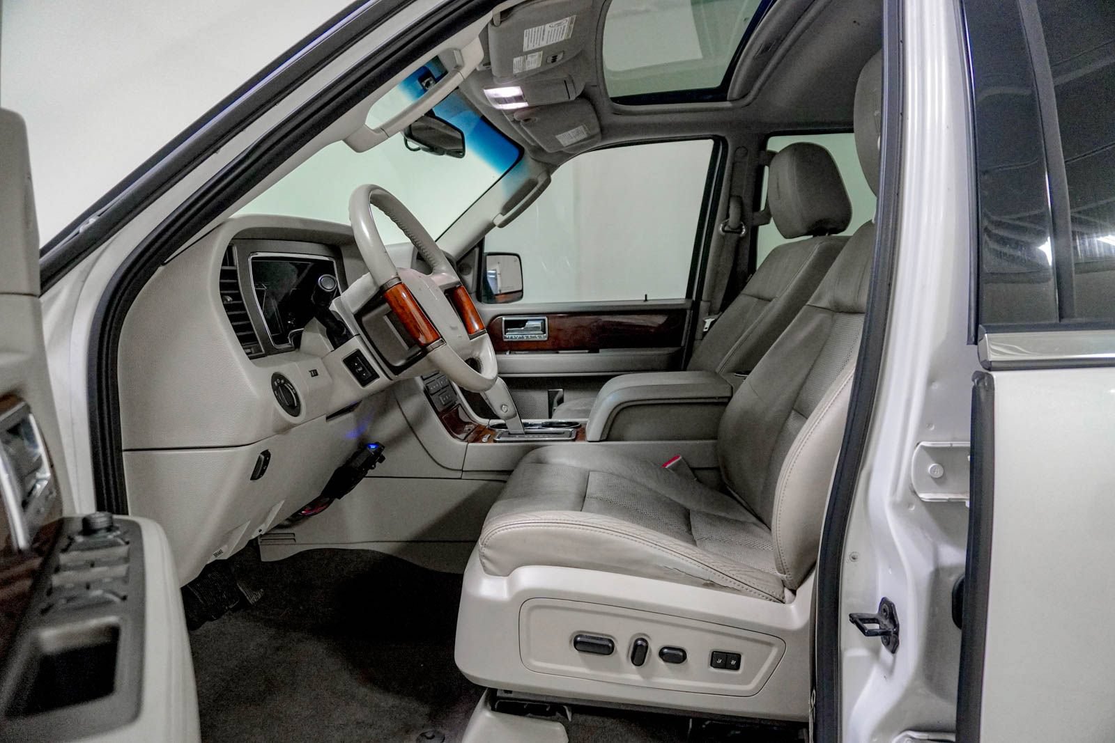 Used 2011 Lincoln Navigator L 4WD image 20