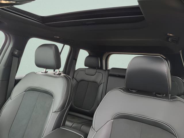 New 2025 Jeep Grand Cherokee Altitude image 21