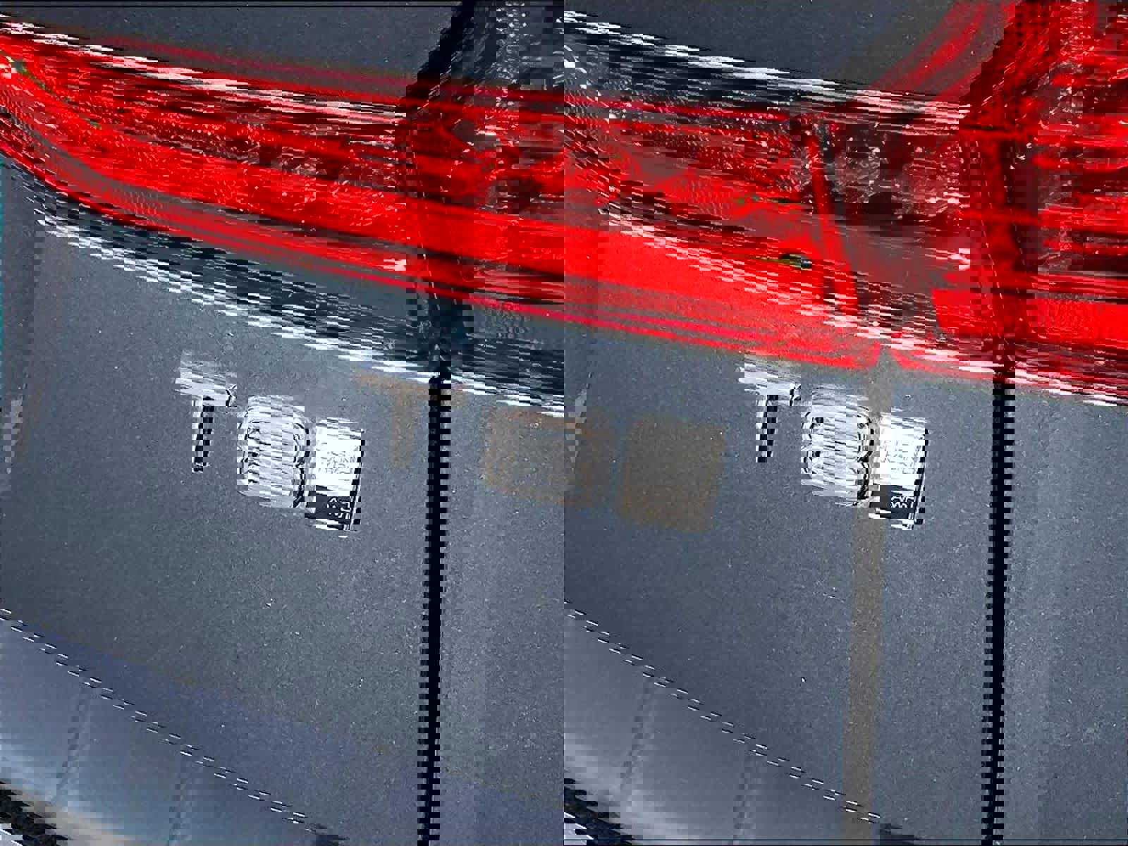 Used 2025 Volvo XC60 T8 Plus w/ Protection Package Premier image 11