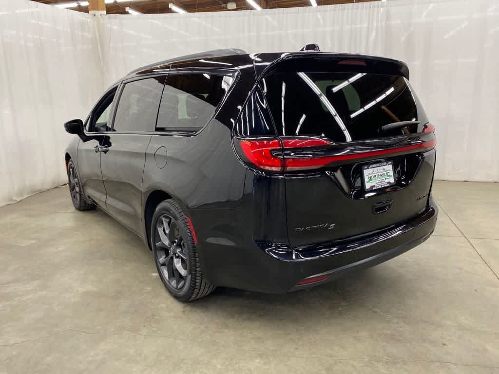 Used 2025 Chrysler Pacifica Limited FWD image 4