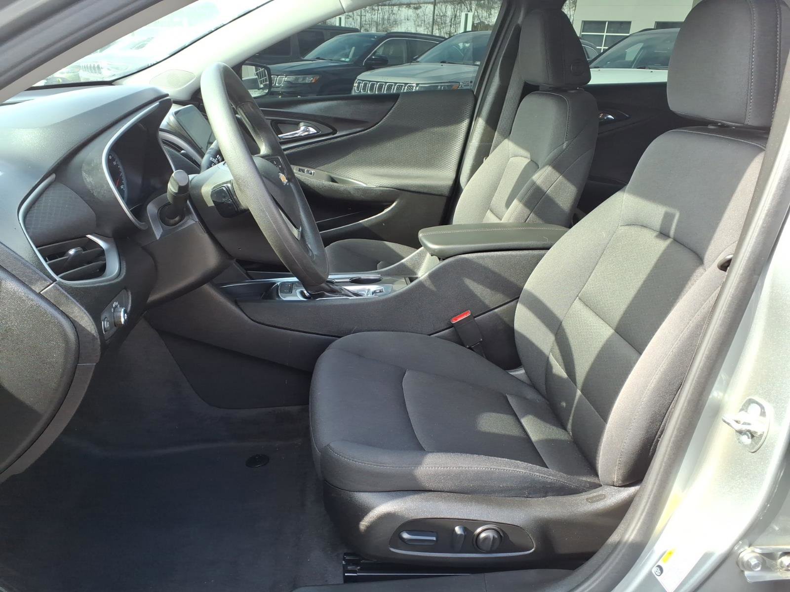 Used 2025 Chevrolet Malibu LT image 8
