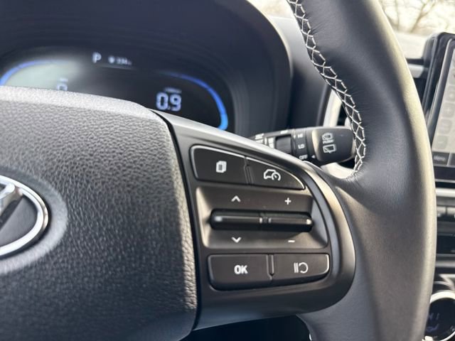 Certified 2025 Hyundai Venue Limited FWD image 25