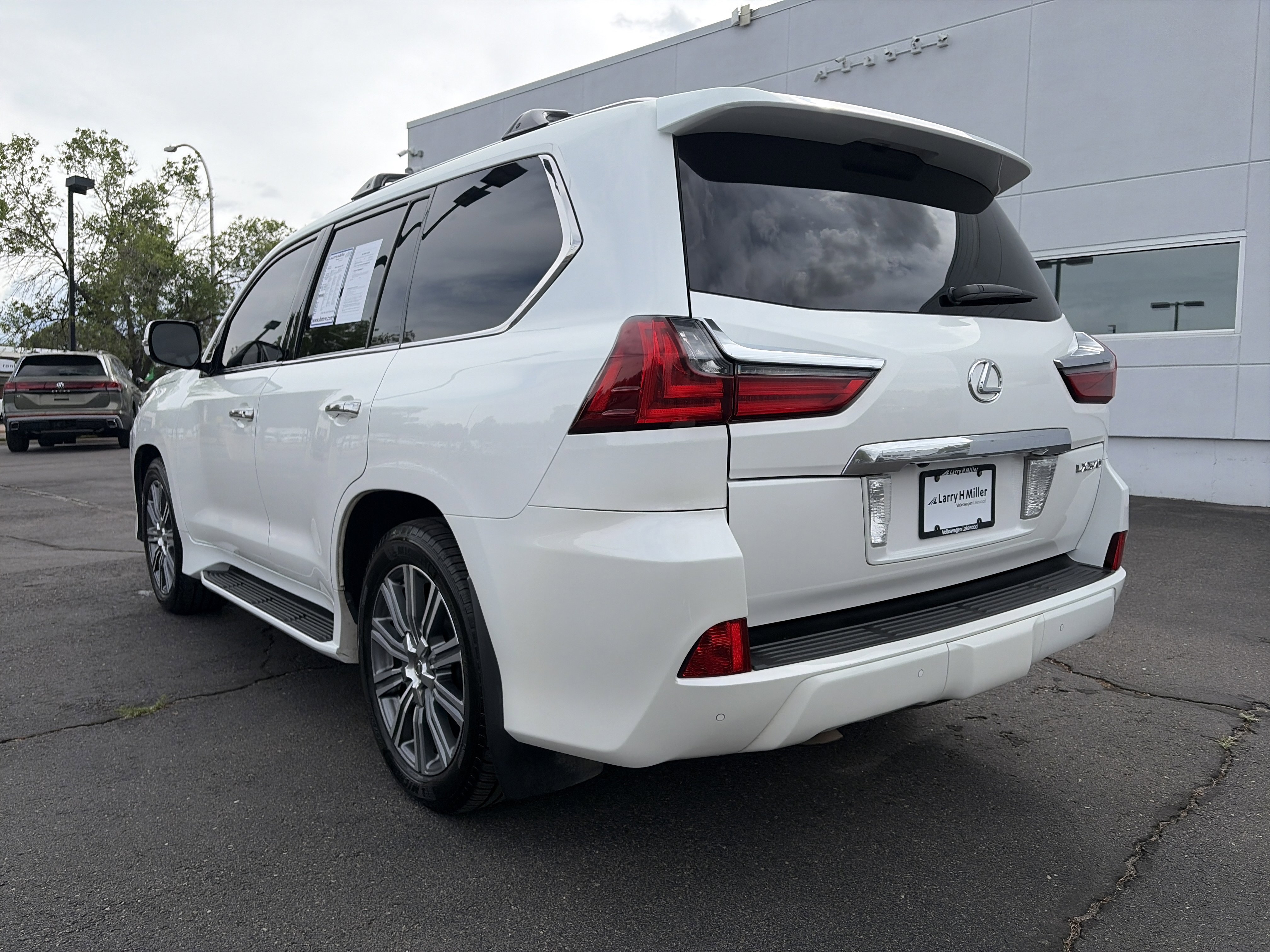 Used 2016 Lexus LX 570 4WD w/ Luxury Package image 7