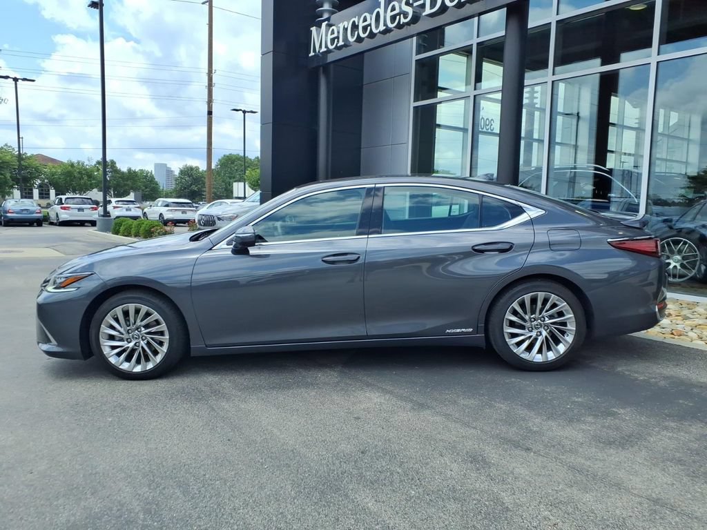 Used 2022 Lexus ES 300h w/ Accessory Package FWD image 3