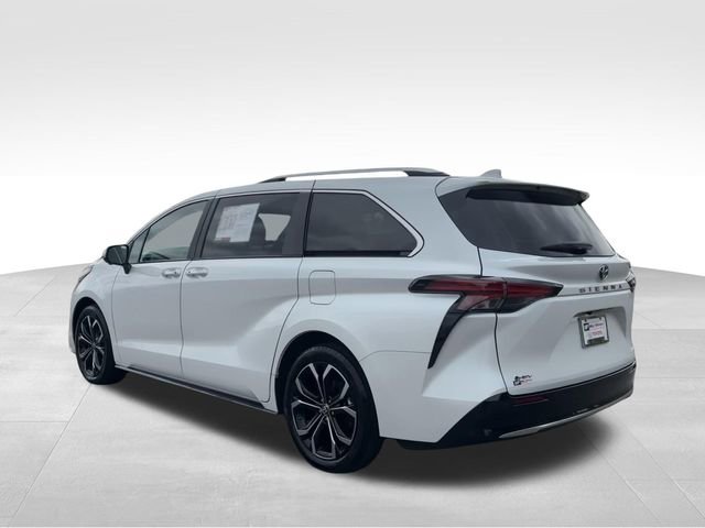 Used 2025 Toyota Sienna Platinum image 3