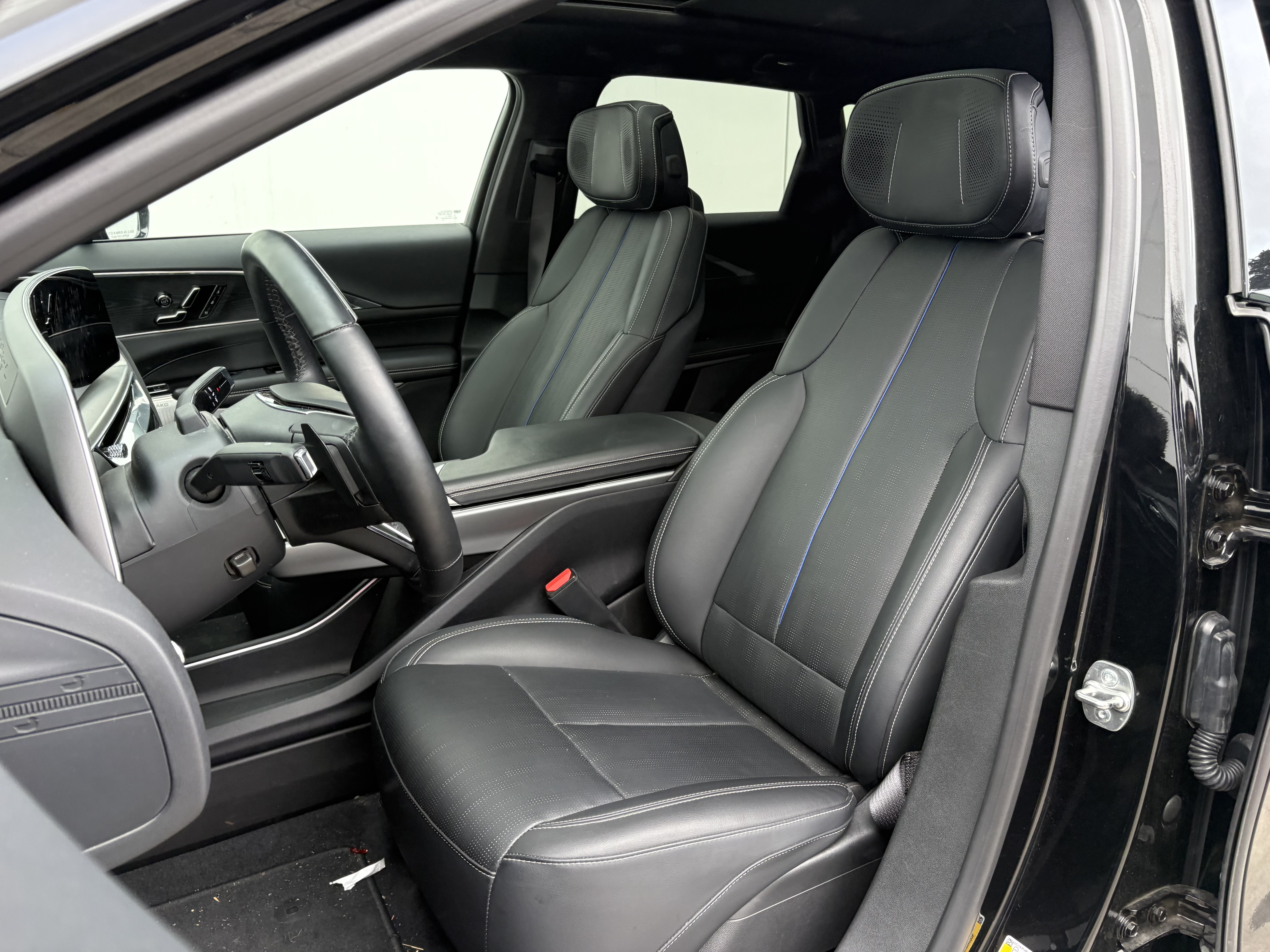 Used 2024 Cadillac Lyriq Luxury AWD/4WD image 11