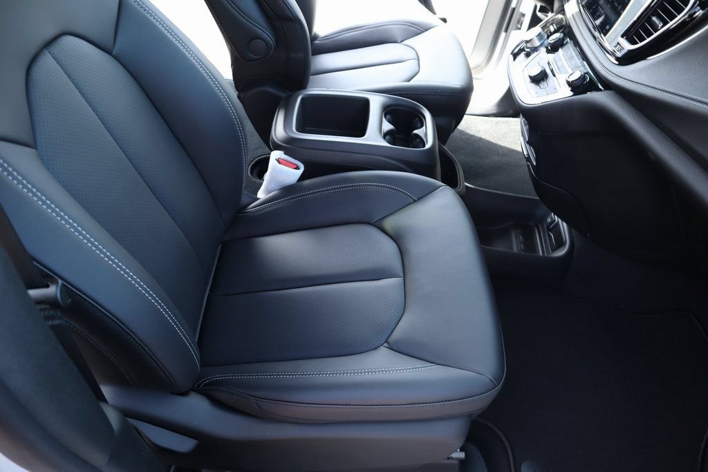 New 2026 Chrysler Pacifica Select FWD image 13