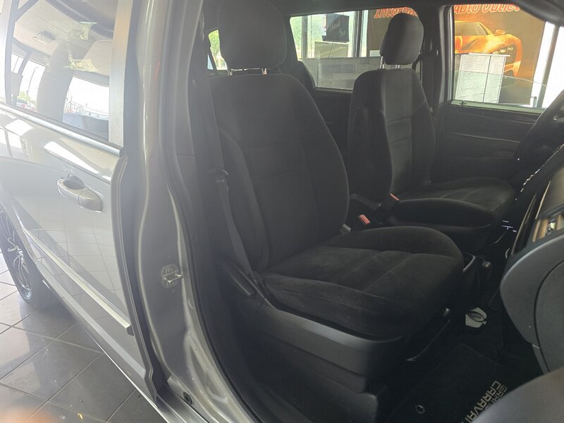 Used 2017 Dodge Grand Caravan SE FWD image 15