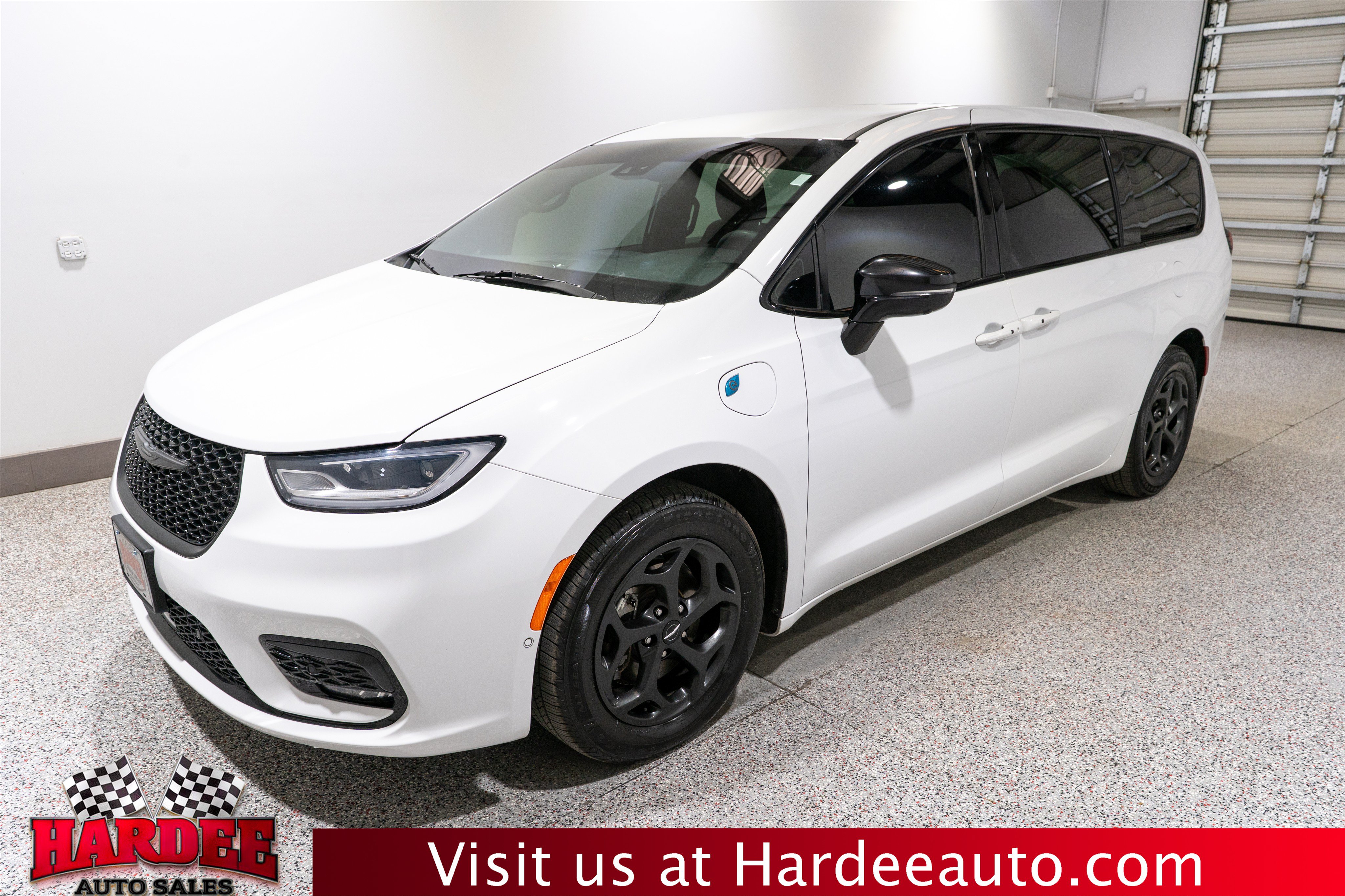 Used 2024 Chrysler Pacifica Limited FWD image 2