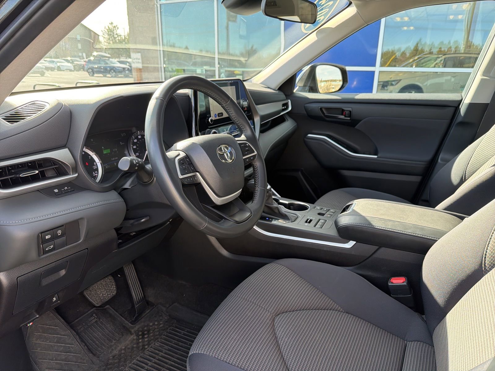 Used 2024 Toyota Highlander LE image 16