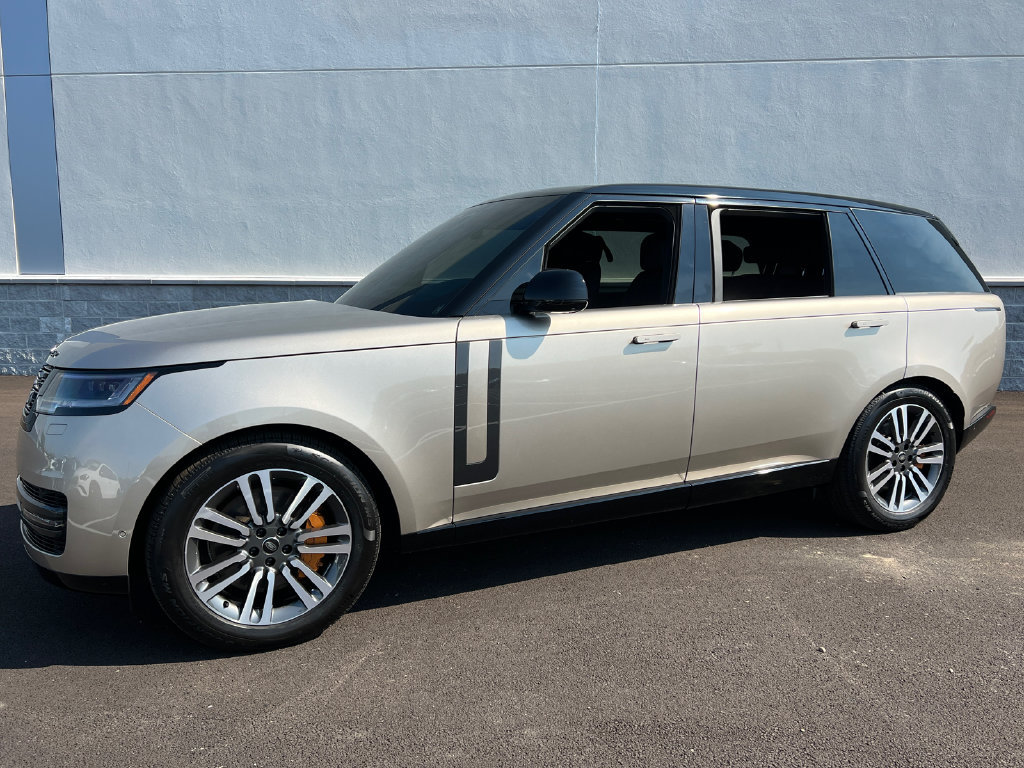 Used 2025 Land Rover Range Rover Long Wheelbase SE AWD/4WD image 1