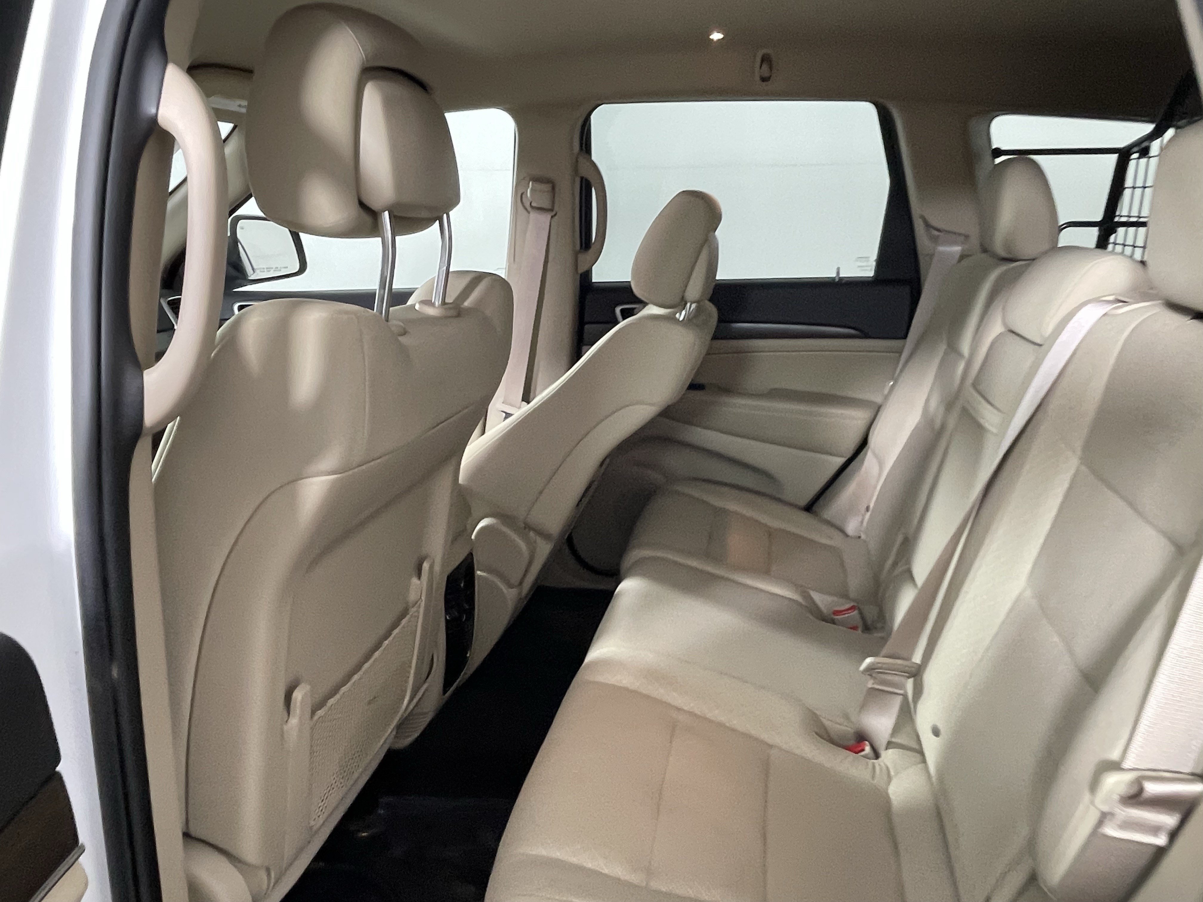 Used 2018 Jeep Grand Cherokee Laredo AWD/4WD image 13