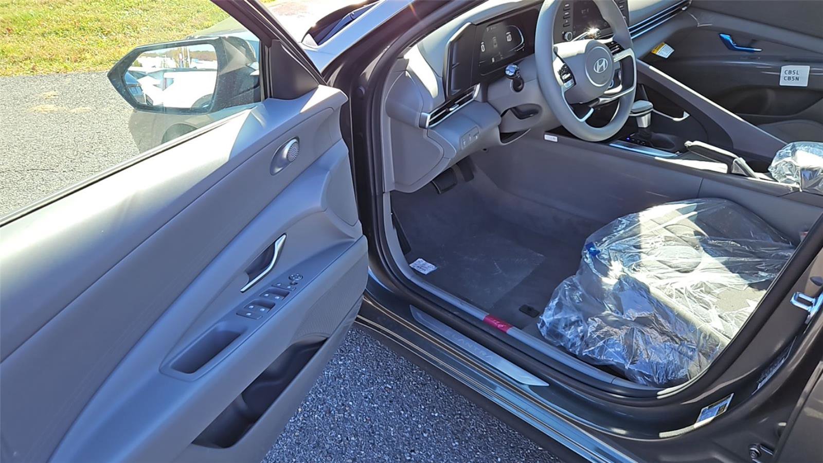 New 2025 Hyundai Elantra SE image 9