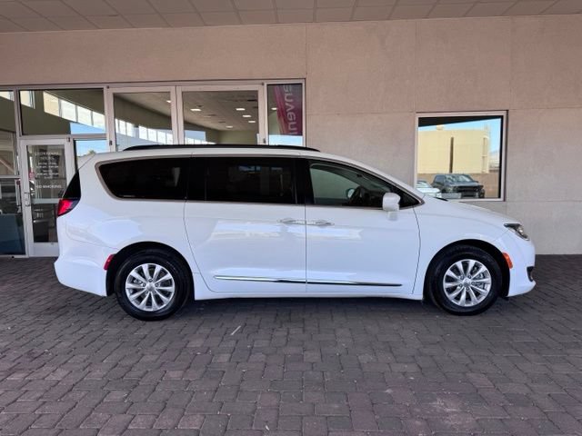 Used 2017 Chrysler Pacifica Touring-L FWD image 6