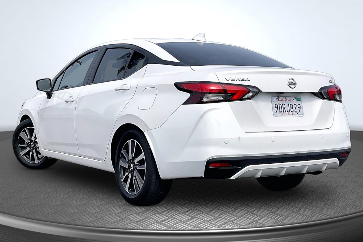 Used 2021 Nissan Versa SV image 2