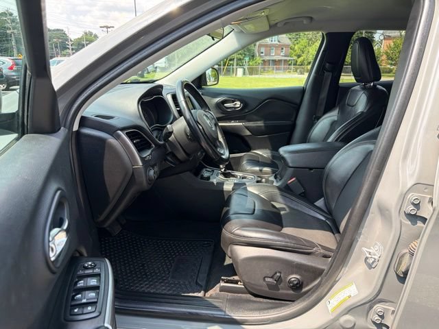 Used 2019 Jeep Cherokee Latitude Plus w/ Cold Weather Group AWD/4WD image 13