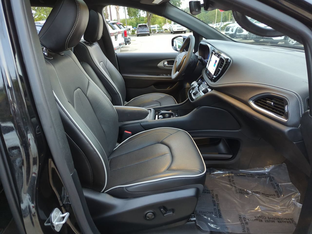 Used 2026 Chrysler Pacifica Limited FWD image 25