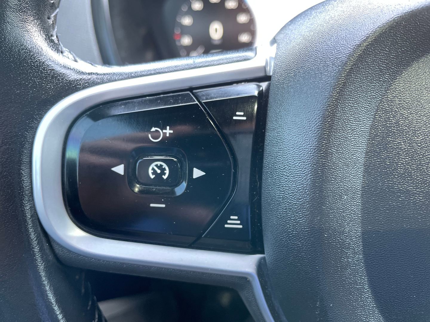 Used 2020 Volvo XC90 T6 Momentum w/ Protection Package Premier image 25