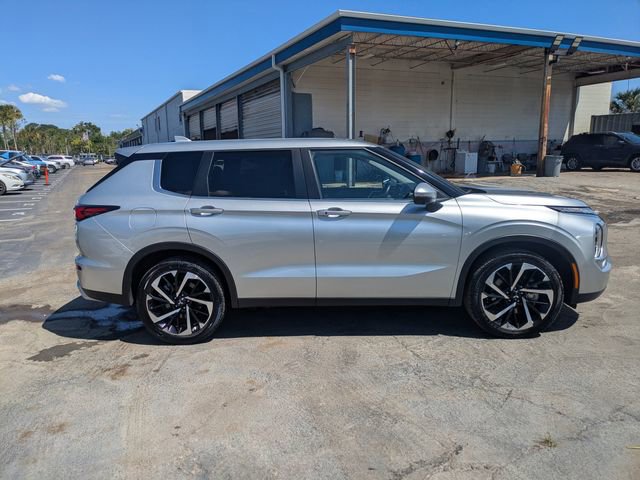 Used 2024 Mitsubishi Outlander SE image 2