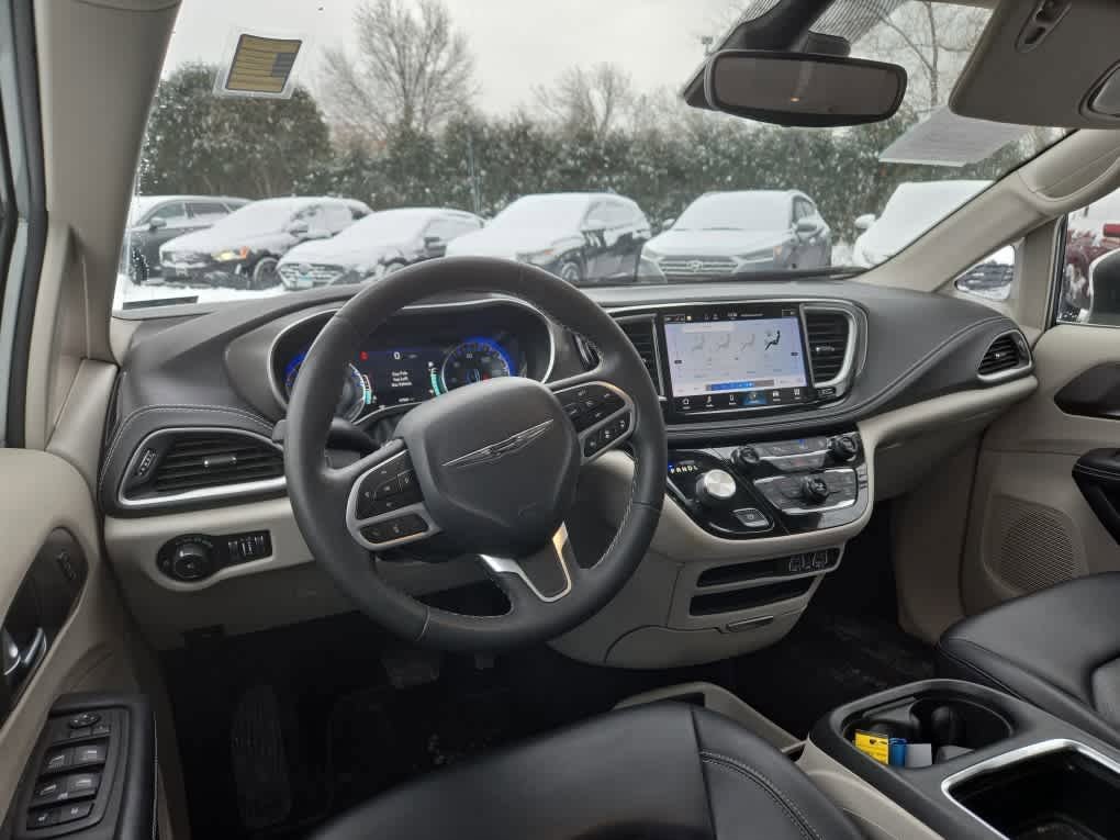 Used 2023 Chrysler Pacifica Touring-L image 11