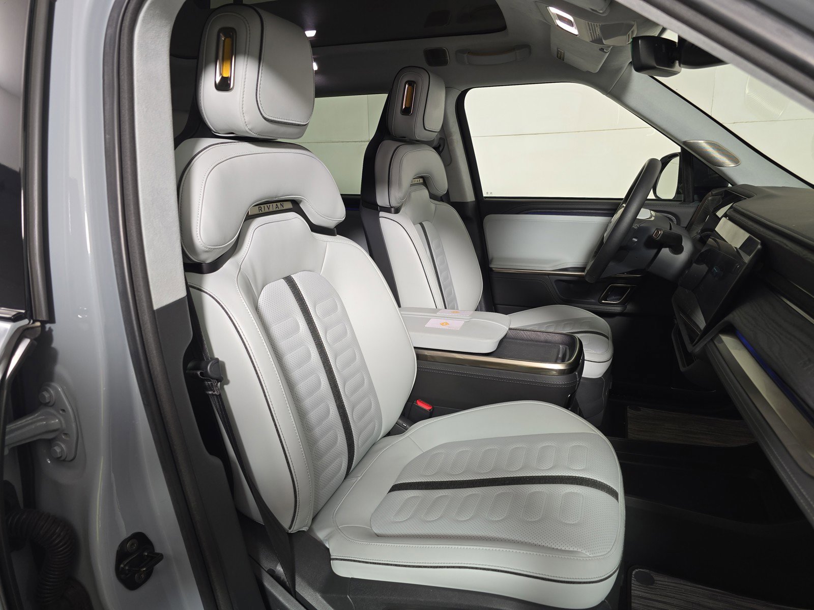 Used 2024 Rivian R1S Adventure AWD/4WD image 24