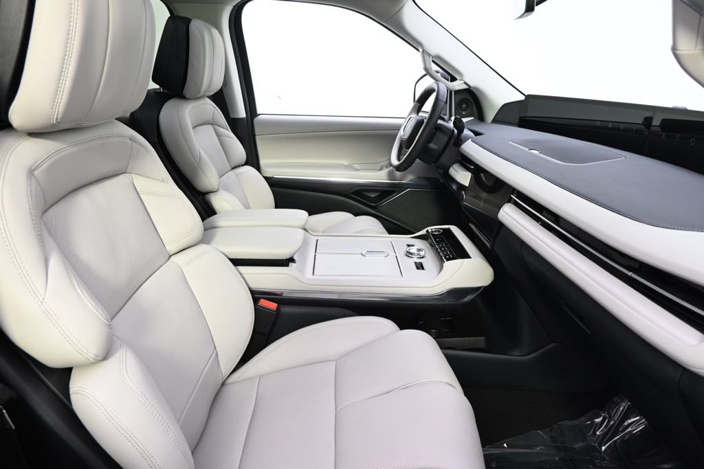 New 2026 Lincoln Navigator Reserve w/ Jet Appearance Package AWD/4WD image 16