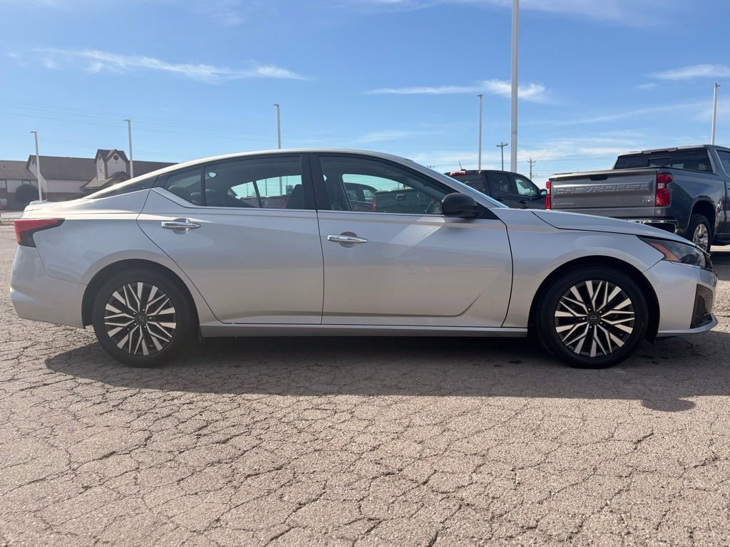Used 2024 Nissan Altima 2.5 SV FWD image 4