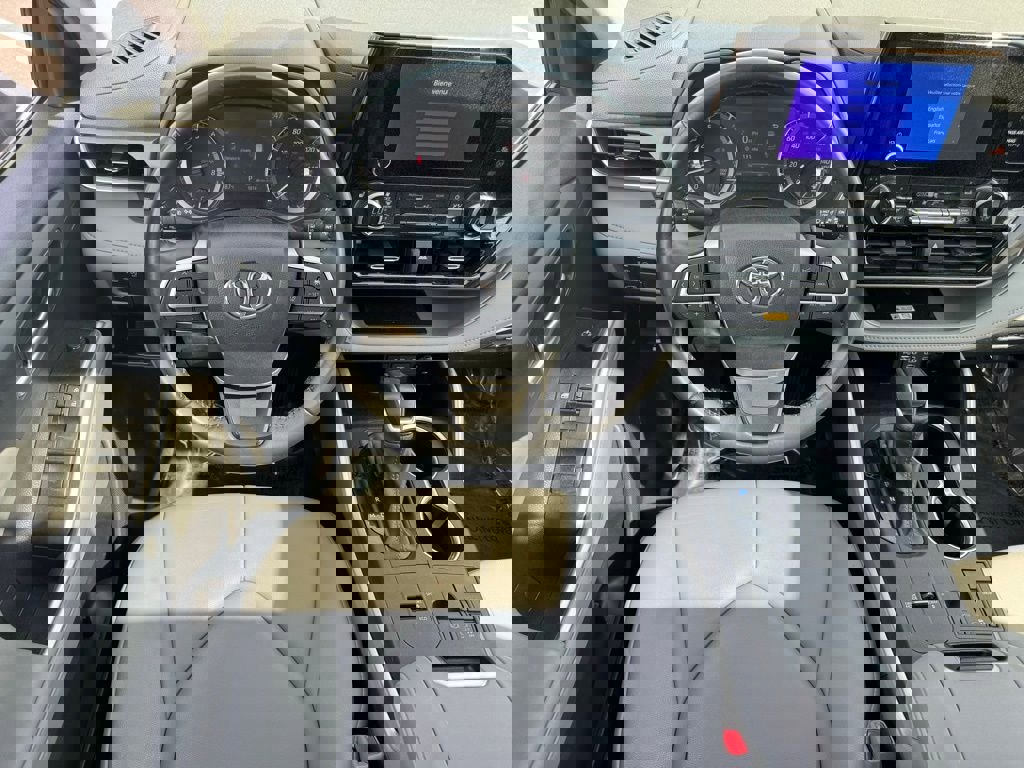 Certified 2024 Toyota Highlander XLE image 16