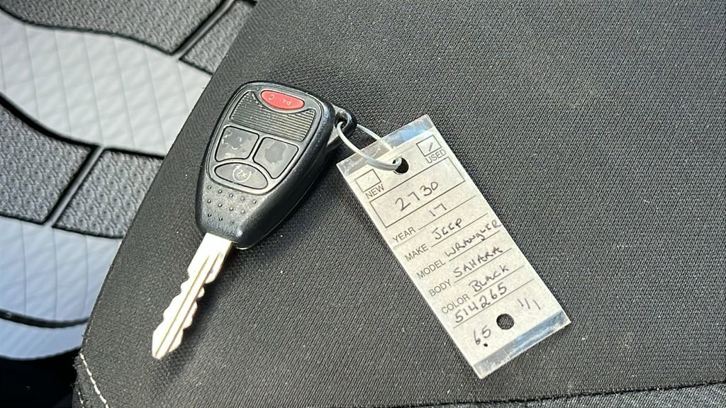 Used 2017 Jeep Wrangler Unlimited Sahara AWD/4WD image 31