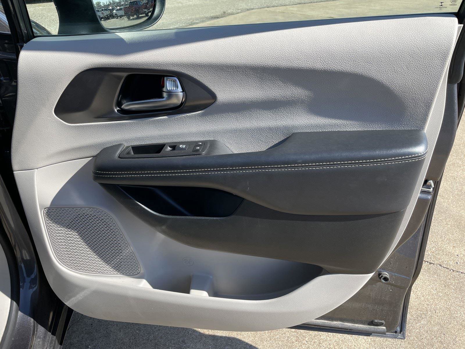 Used 2023 Chrysler Pacifica Touring-L image 51