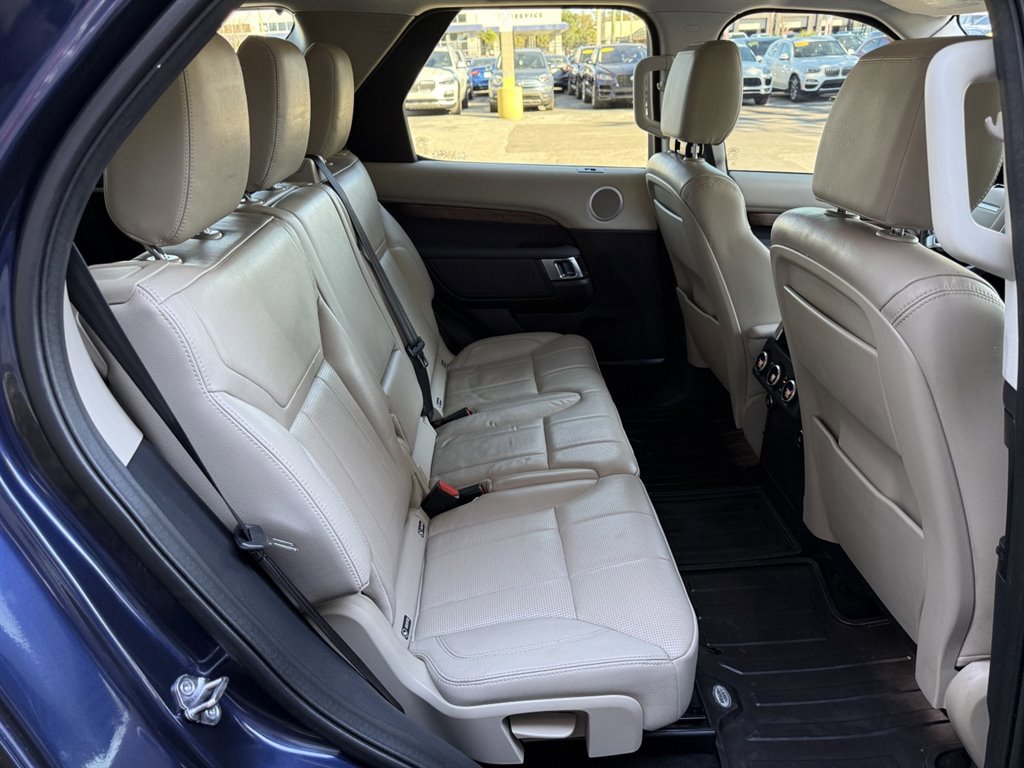 Used 2018 Land Rover Discovery HSE image 18