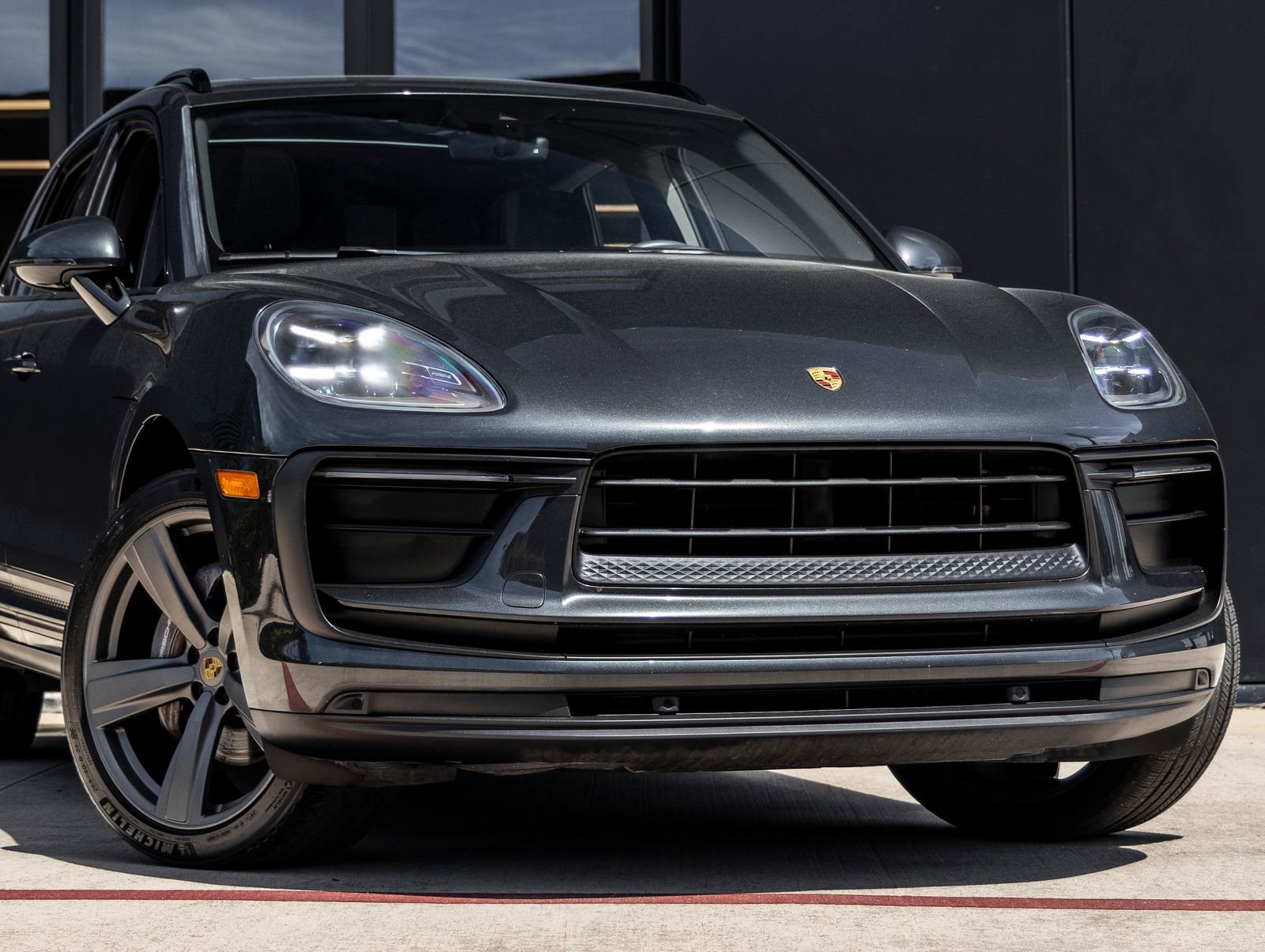 Certified 2022 Porsche Macan AWD/4WD image 9