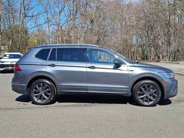 Certified 2022 Volkswagen Tiguan SE w/ Panoramic Sunroof Package AWD/4WD image 12