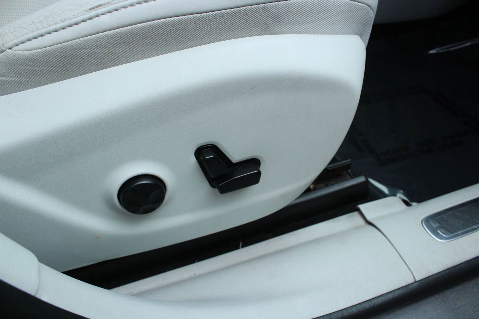 Used 2020 Jeep Cherokee Limited FWD image 34